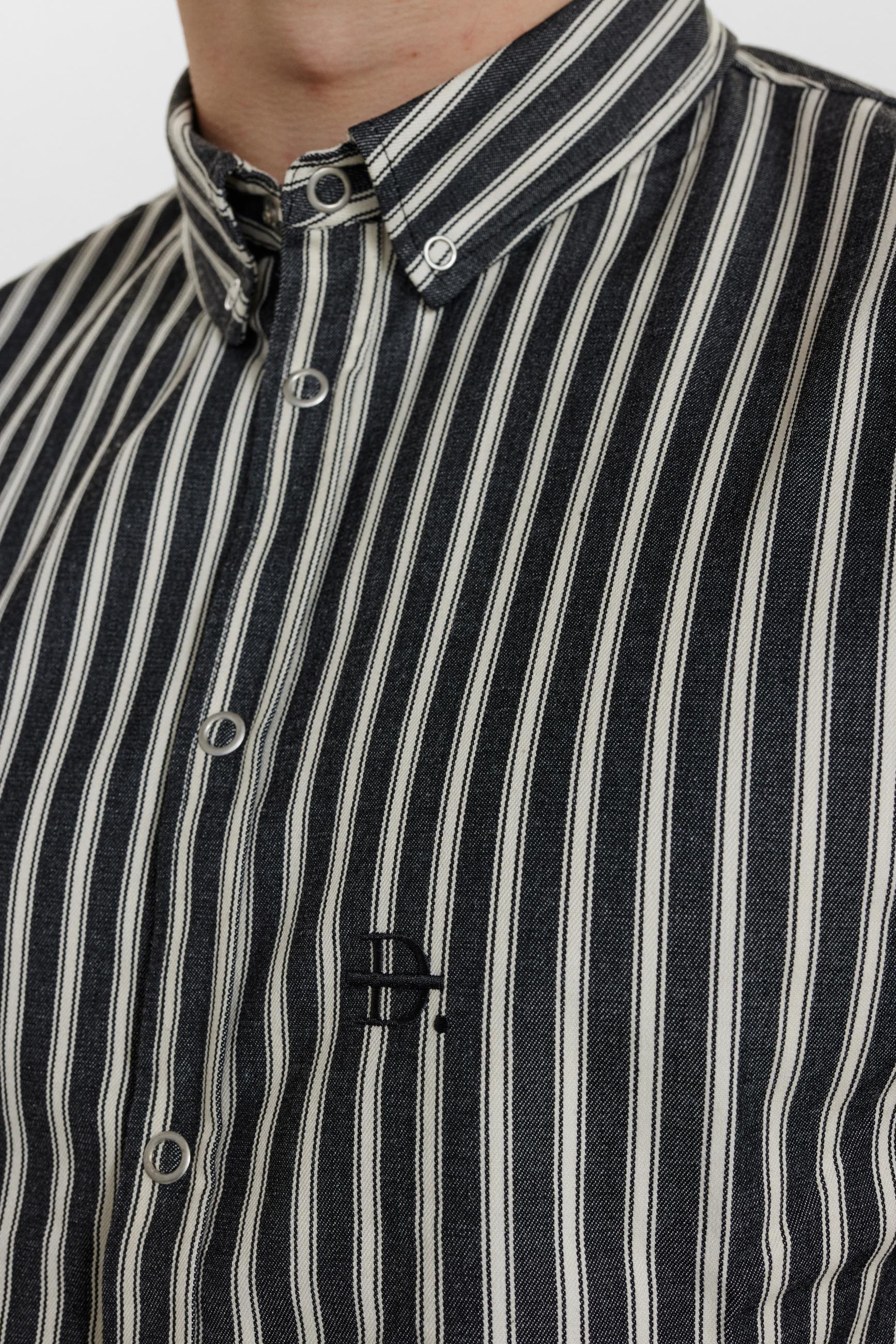 DXNMXRK. DX-Carsten Outlet White/Black