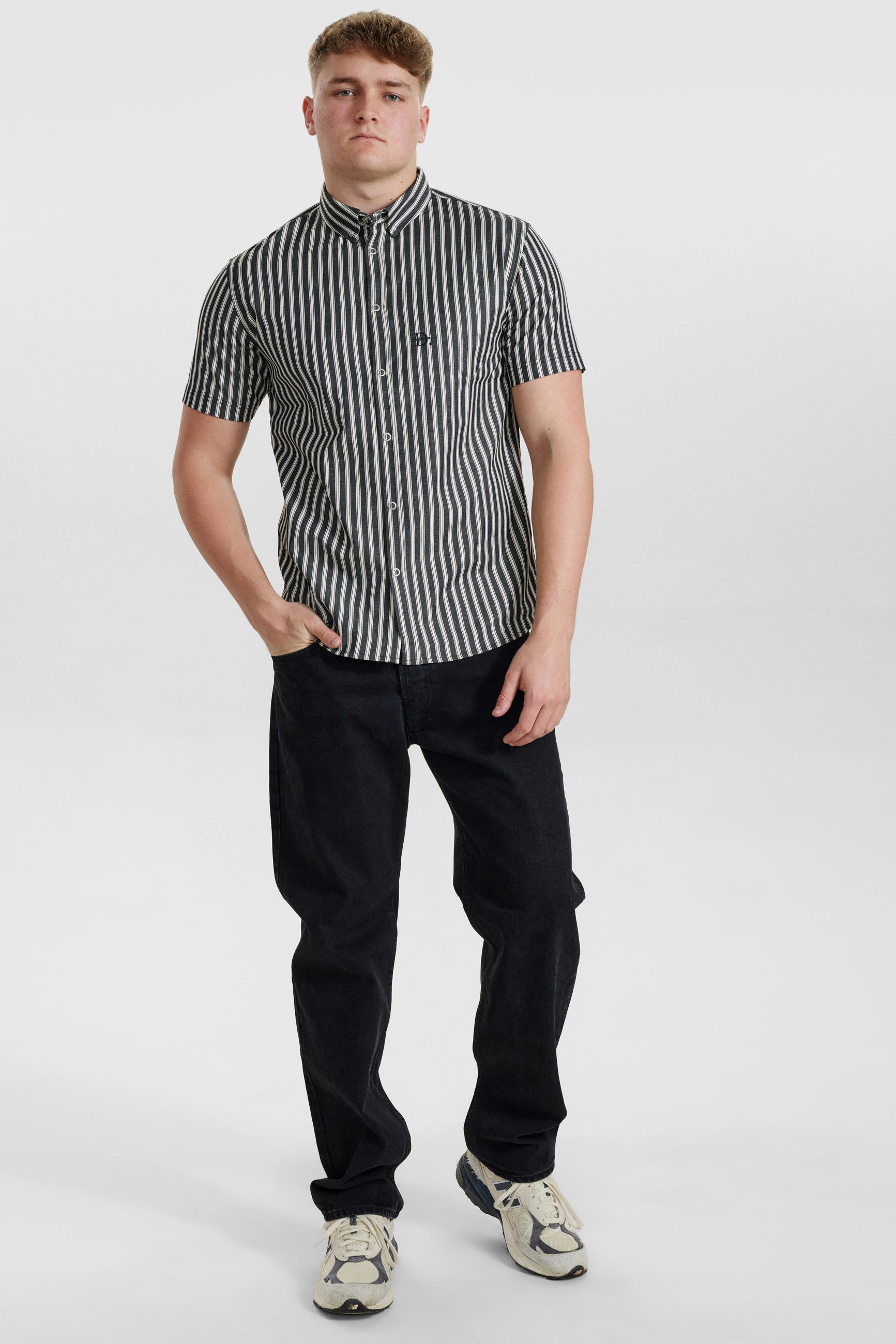 DXNMXRK. DX-Carsten Outlet White/Black