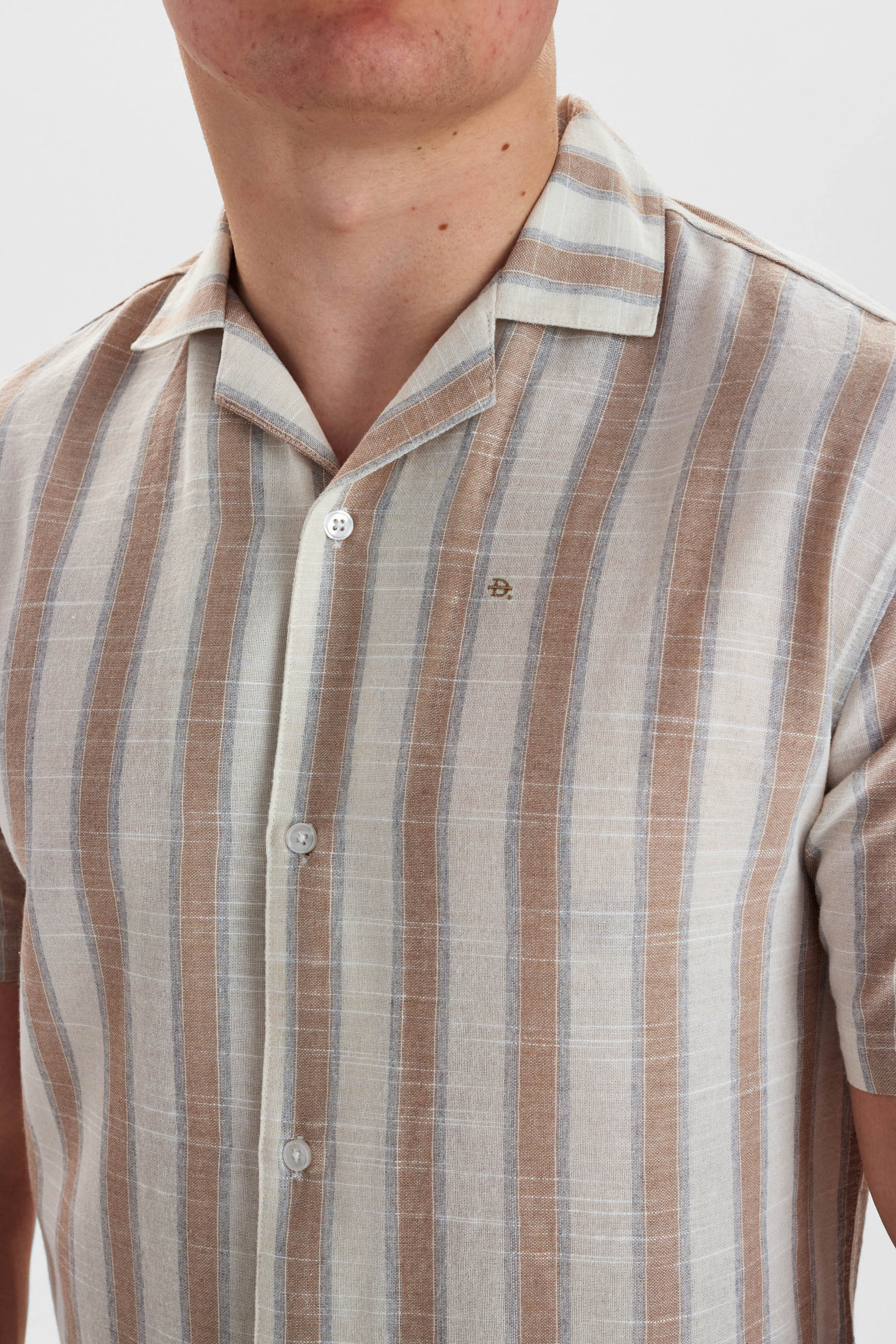 DXNMXRK. DX-Eason Outlet Tree House